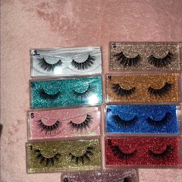 I’m selling lashes comes with candy and a spoolie and tweezers - Picture 8 of 13